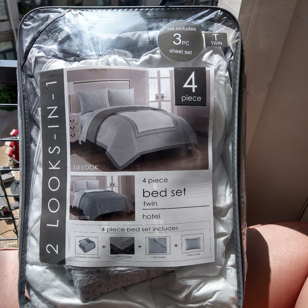 Twin set 4 Piece Reversible Comforter New! Perfect for dorms,kidsroom Beach Rent